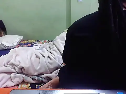 Snapshot of TwinRose2000 chatting on 12.15.25 TwinRose2000 online show from 12.15.25