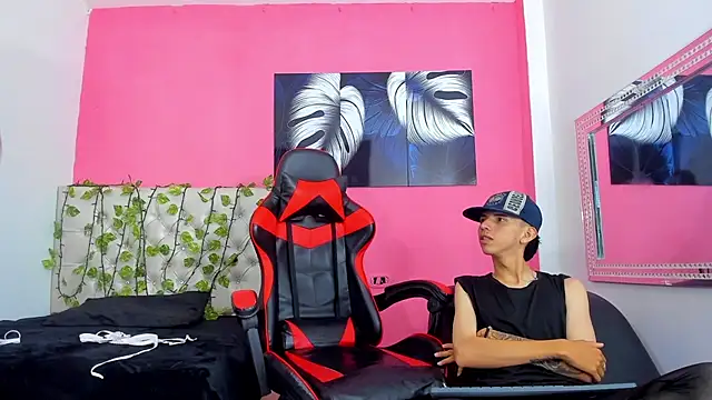 Snapshot of MiaAndTeylor chatting on 11.21.25 MiaAndTeylor online show from 11.21.25