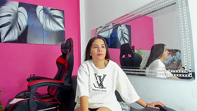 Snapshot of MiaAndTeylor chatting on 12.01.25 MiaAndTeylor online show from 12.01.25