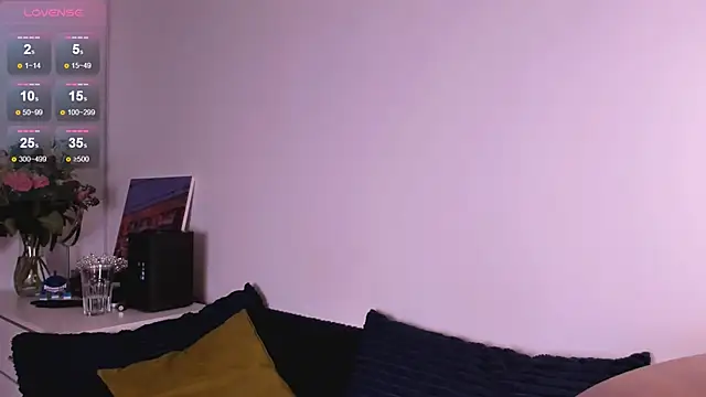 Snapshot of miabellee chatting on 12.21.25 miabellee online show from 12.21.25