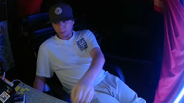 Snapshot of Bowerboi chatting on 11.26.25 Bowerboi online show from 11.26.25