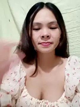 quynhquynh  online show from 11.26.25