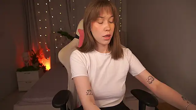 Snapshot of AnnetteLane chatting on 12.23.25 AnnetteLane online show from 12.23.25