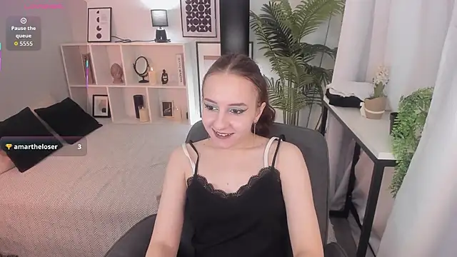 Snapshot of BeautifulSnake chatting on 11.27.25 BeautifulSnake online show from 11.27.25