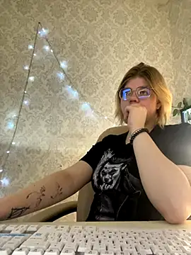 Snapshot of KrisRoyal chatting on 11.21.25 KrisRoyal online show from 11.21.25