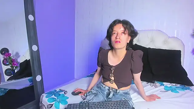 Snapshot of CoralAndOcean_ chatting on 12.20.25 CoralAndOcean online show from 12.20.25