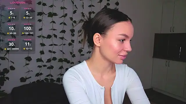 Tiffany Sweetie online show from 04.10.26