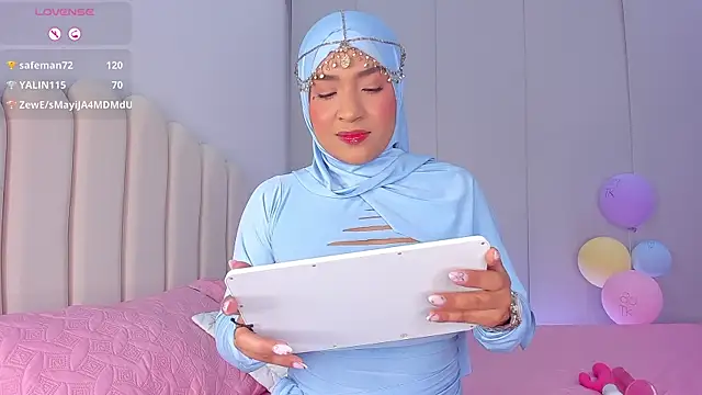 Snapshot of Amira-Zahra chatting on 05.21.26 Amira-Zahra online show from 05.21.26