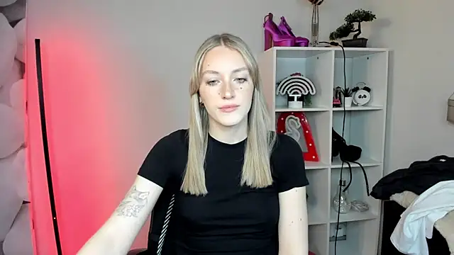 Snapshot of EvelynBlond chatting on 02.03.26 EvelynBlond online show from 02.03.26