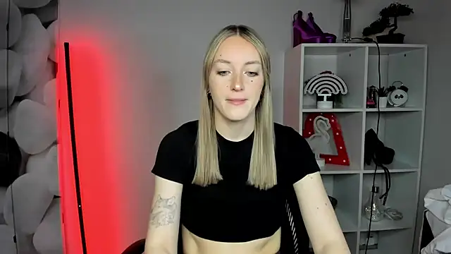 Snapshot of EvelynBlond chatting on 02.12.26 EvelynBlond online show from 02.12.26