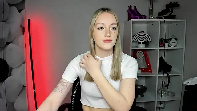 Snapshot of EvelynBlond chatting on 02.13.26 EvelynBlond online show from 02.13.26