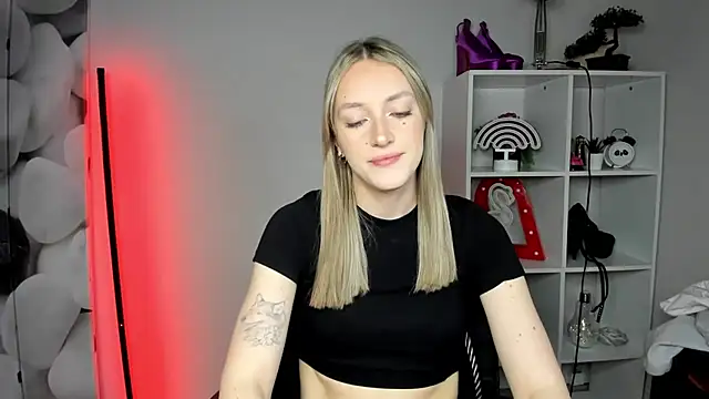 Snapshot of EvelynBlond chatting on 02.16.26 EvelynBlond online show from 02.16.26