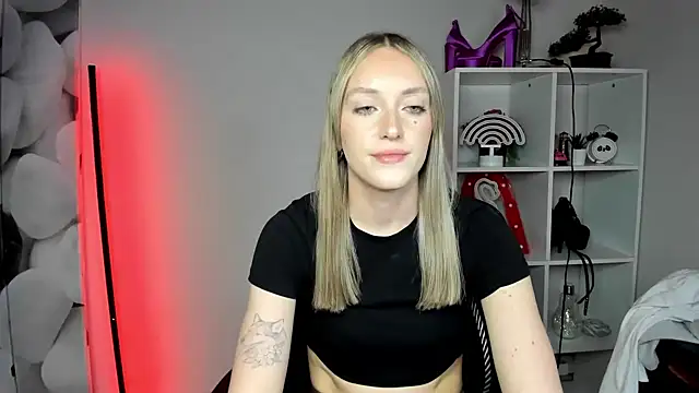 Snapshot of EvelynBlond chatting on 02.16.26 EvelynBlond online show from 02.16.26