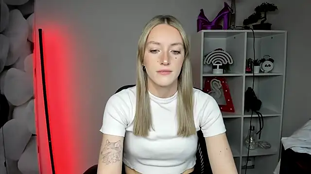 Snapshot of EvelynBlond chatting on 02.17.26 EvelynBlond online show from 02.17.26