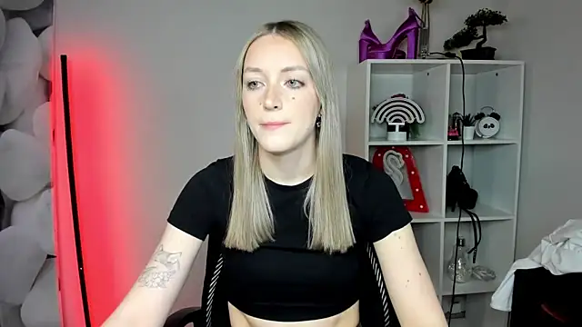 Snapshot of EvelynBlond chatting on 02.18.26 EvelynBlond online show from 02.18.26