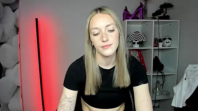 Snapshot of EvelynBlond chatting on 02.18.26 EvelynBlond online show from 02.18.26