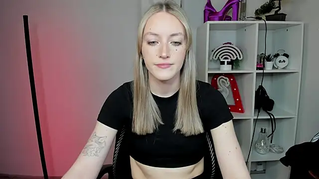 Snapshot of EvelynBlond chatting on 02.27.26 EvelynBlond online show from 02.27.26