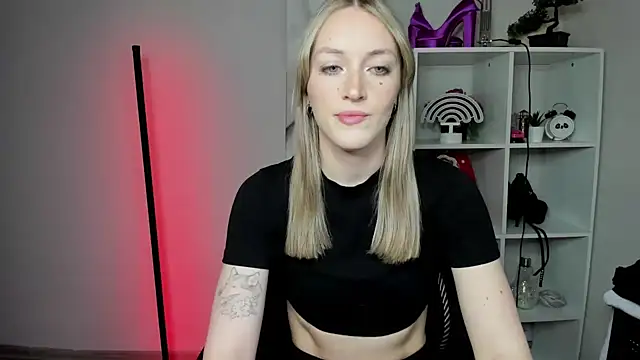 Snapshot of EvelynBlond chatting on 03.02.26 EvelynBlond online show from 03.02.26