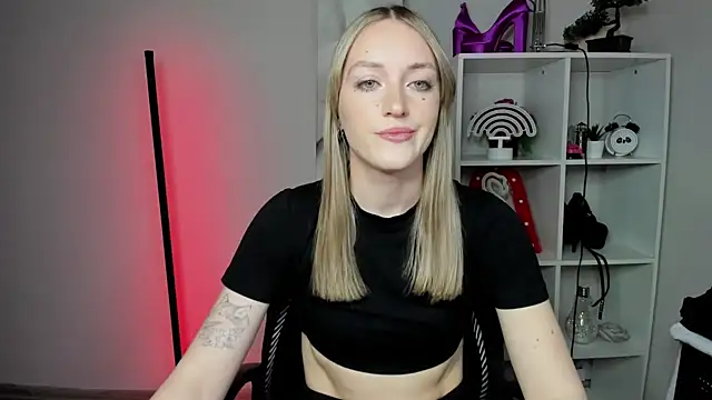 Snapshot of EvelynBlond chatting on 03.02.26 EvelynBlond online show from 03.02.26