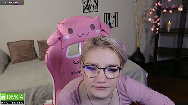 Megan Lora online show from 11.21.25