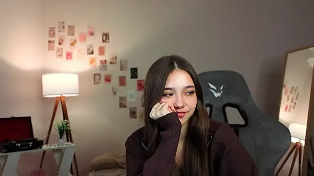 Snapshot of Vexorine chatting on 12.13.25 Vexorine online show from 12.13.25