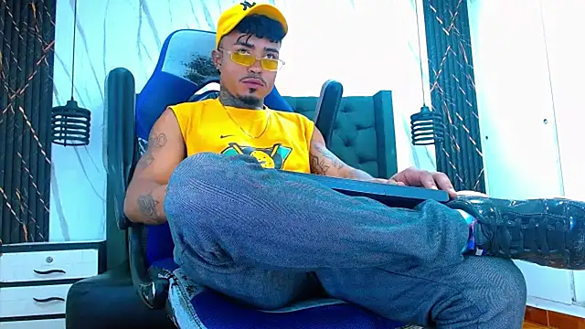 Snapshot of Hot_Latino_x chatting on 02.19.26 Hot Latino x online show from 02.19.26