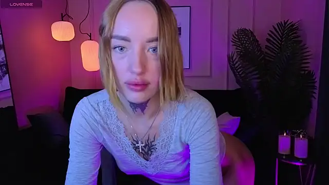 Snapshot of MarquiseMuse chatting on 11.21.25 MarquiseMuse online show from 11.21.25