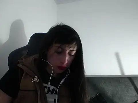 Snapshot of luisa_homes chatting on 12.18.25 luisa homes online show from 12.18.25