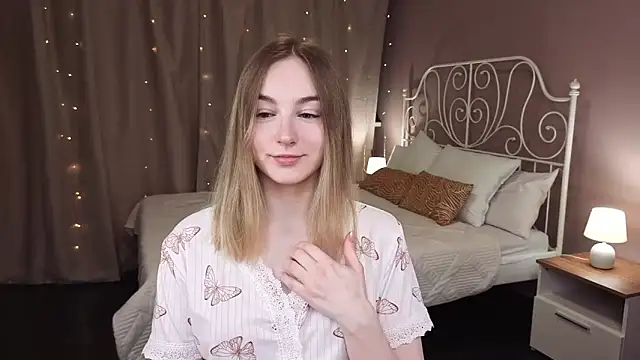 Snapshot of Shy_Polly chatting on 02.06.26 Shy Polly online show from 02.06.26