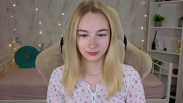 Snapshot of Shy_Polly chatting on 07.17.26 Shy Polly online show from 07.17.26