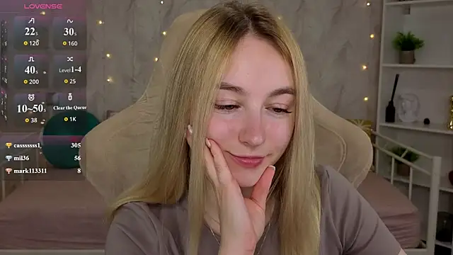 Snapshot of Shy_Polly chatting on 07.23.26 Shy Polly online show from 07.23.26