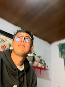 Snapshot of Yunaraa chatting on 11.28.25 Yunaraa online show from 11.28.25