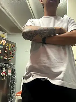 Snapshot of Yunaraa chatting on 11.30.25 Yunaraa online show from 11.30.25