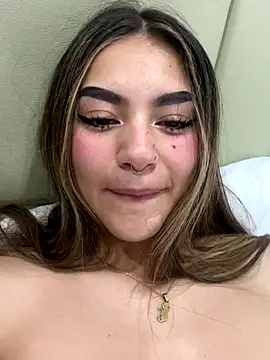 Snapshot of Yunaraa chatting on 12.20.25 Yunaraa online show from 12.20.25