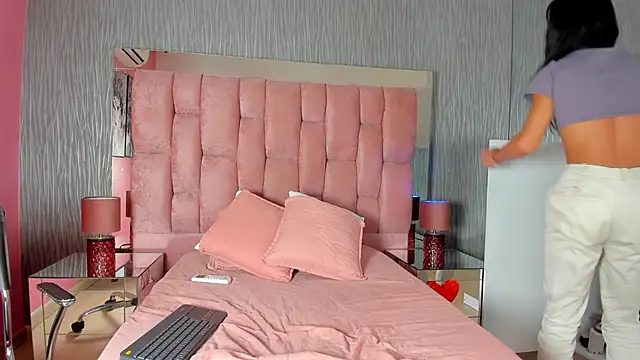 Snapshot of Fernanda_Thail chatting on 11.28.25 Fernanda Thail online show from 11.28.25