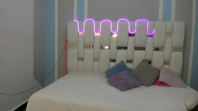 mask red girl online show from 01.10.26