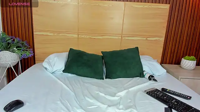 Snapshot of samantha_loughty chatting on 12.14.25 samantha loughty online show from 12.14.25