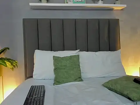 Snapshot of lindaa_natashaa_ chatting on 11.22.25 lindaa natashaa online show from 11.22.25