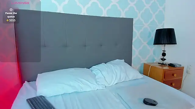 Snapshot of lindaa_natashaa_ chatting on 12.20.25 lindaa natashaa online show from 12.20.25