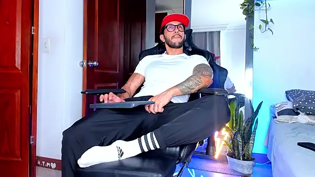 Snapshot of JotaCeliz chatting on 12.16.25 JotaCeliz online show from 12.16.25