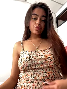 Snapshot of KityOlivia chatting on 11.23.25 KityOlivia online show from 11.23.25