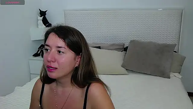 Snapshot of Leona_Rae chatting on 11.28.25 Leona Rae online show from 11.28.25