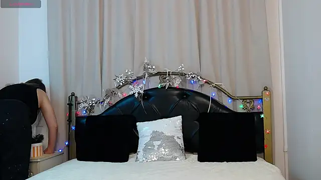 Snapshot of Leona_Rae chatting on 12.23.25 Leona Rae online show from 12.23.25