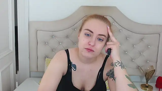 Snapshot of RubyBigBoobs chatting on 12.18.25 RubyBigBoobs online show from 12.18.25