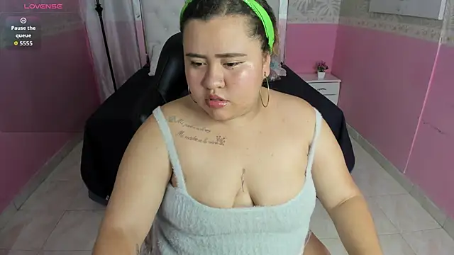 Snapshot of Danna_Keys chatting on 12.17.25 Danna Keys online show from 12.17.25