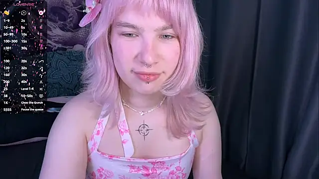 Snapshot of LolaDollyMur chatting on 12.20.25 LolaDollyMur online show from 12.20.25