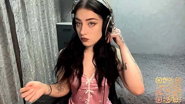 Snapshot of Meowluly chatting on 11.26.25 Meowluly online show from 11.26.25