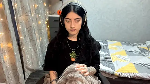 Snapshot of Meowluly chatting on 12.03.25 Meowluly online show from 12.03.25