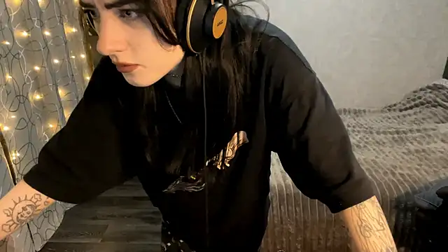 Snapshot of Meowluly chatting on 12.17.25 Meowluly online show from 12.17.25