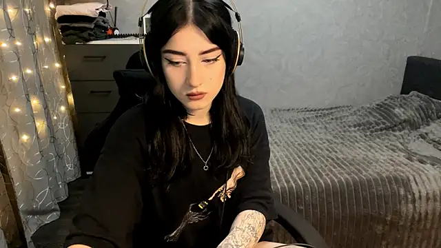 Snapshot of Meowluly chatting on 12.18.25 Meowluly online show from 12.18.25